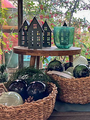 Ausgesuchte Dekoartikel zaubern vorweihnachtliche Stimmung in Ihr Zuahsue. Besuchen Sie unsere Advents-Ausstelung!